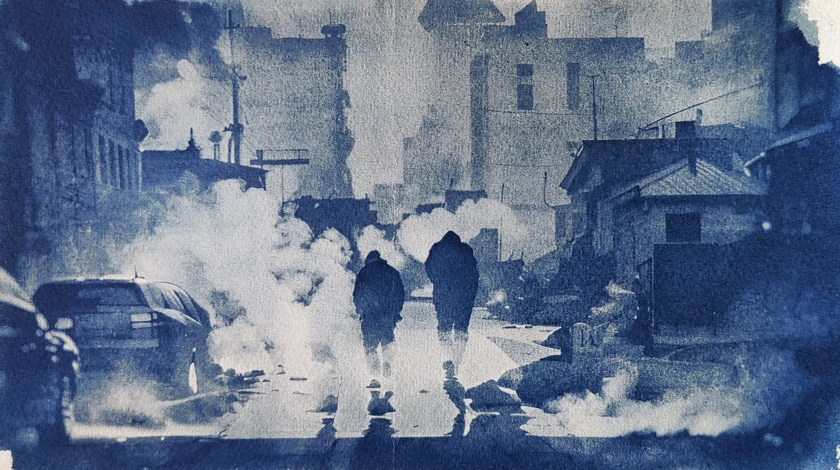 <br>Das Licht am Ende des Tunnels entpuppt sich immer mehr als Brandfackel<br><small>Cyanotypie, Pastell, Aquarell</small>